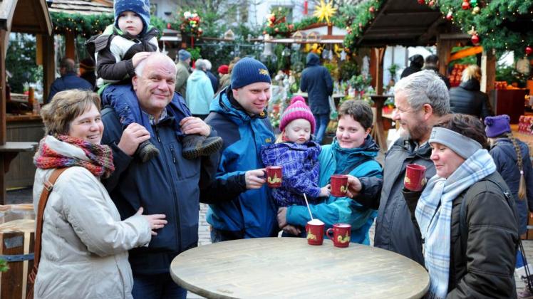 Ein letzter Glühwein oder Kinder-Punsch  auf dem Marktplatz: Heute schließt der Schweriner Weihnachtsmarkt. 