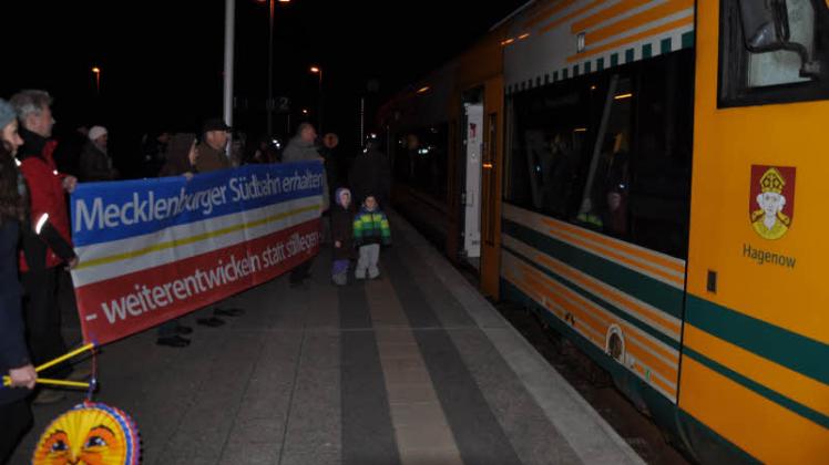 Empfang für die Zuggäste am Freitagabend auf dem Lübzer Bahnhof Fotos: ilja baatz 