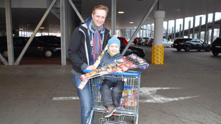 Vorbereitet: Volkhard Drückler und Sohn Benedikt haben schon eifrig Silvesterknaller und Raketen eingekauft.    julb    