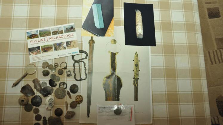 Rechts der Schwert-Fund, darunter eine Dokumentation. Links weitere Funde von 2013.