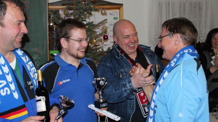Seedorfs Vereinschef Kurt Wilke (r.) gratuliert den beiden Erstplatzierten der Herrenkonkurrenz beim Weihnachtskegeln 2013, Hans Fulczynski und Horst Bläß (von links).  