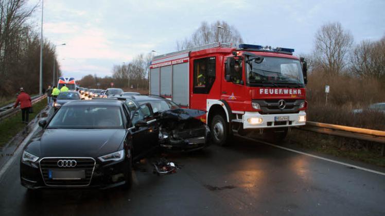 Drei Autos zusammengekracht. Sachschaden von über 20 000 Euro. 