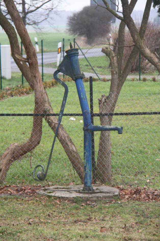 Eine von wenigen Erinnerungen an die Anfangszeit: Eine unscheinbare Wasserpumpe. In den 1950ern und 60ern immens wichtig, funktioniert sie heute nicht mehr, Eine von wenigen Erinnerungen an die Anfangszeit: Eine unscheinbare Wasserpumpe. In den 1950ern und 60ern immens wichtig, funktioniert sie heute nicht mehr,