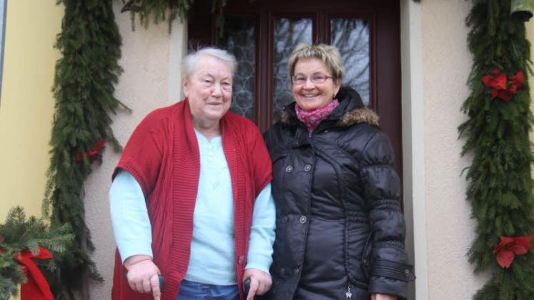 Ingeborg Mähling (l.) und Helga Berndt wohnen am längsten in Kossow Krug und nennen das kleine Örtchen zwischen Rostocker und Laage seit 1961 bzw. 1963 ihr zu Hause.  Fotos: Anne Schwartz 