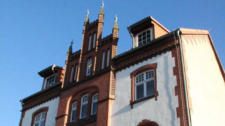 Die Warmbadeanstalt  wurde 1902 errichtet. Ein Jahr nach der Fertigstellung übergab sein Erbauer, der Kommerzienrat Johannes Runge, die Einrichtung in Form einer Stiftung der Stadt.