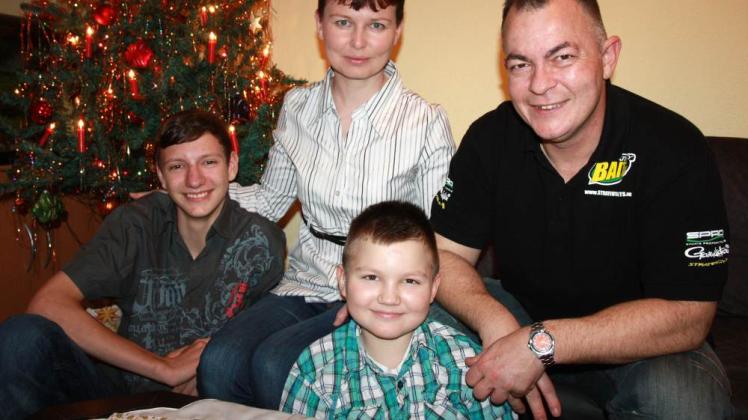 Familie Bellmann hofft auf ein gesundes neues Jahr: Daniel (M.) mit seinem Bruder Hans und den Eltern Eva und Jörg 