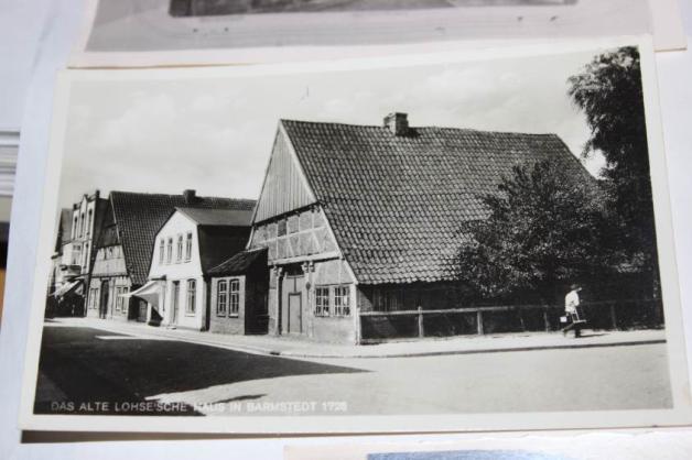 Schnappschuss um das Jahr 1910: das Lohsesche Haus in  Barmstedt. Auf dem Platz steht heute der Schusterjunge.  
