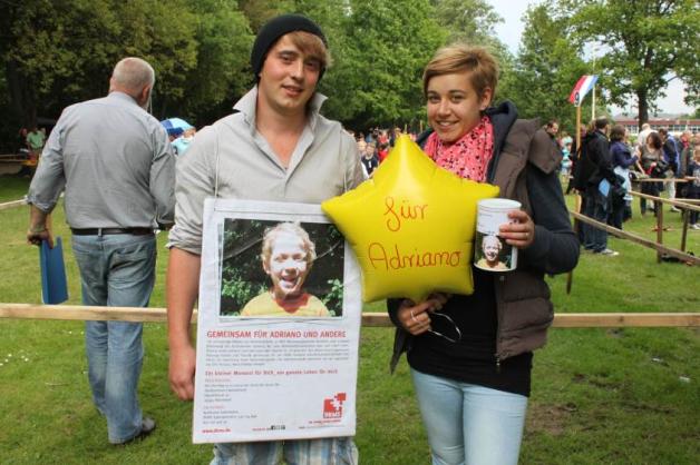 Beim Barmstedter Kinderfest informierten Teo Holzhausen und seine Freudin Cindy Swars-Wähling  über Adrianos Erkrankung. 