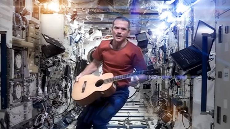 Mit seiner Version von David Bowies "Space Oddity" direkt aus dem All begeisterte Astronaut Chris Hadfield (Can) Millionen Menschen auf der ganzen Welt. Screenshot: youtube