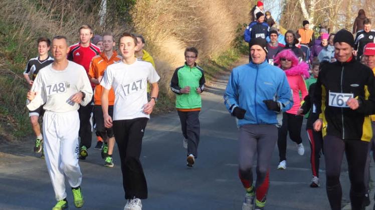50 Läufer nahmen am ersten Silvesterlauf teil: Der Weg führte über den Kirchberg durchs ganze Dorf.