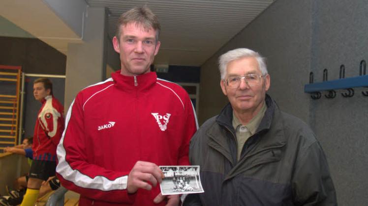 Ex-Trainer Horst Kurrasch (r.) schenkt seinem ehemaligen Schützling Sandro Krywizniak ein altes Mannschaftsfotot aus Güstrower Dynamo-Zeiten. 