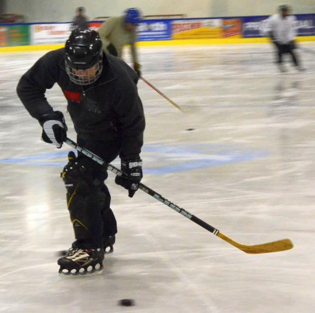 Auch im gesetzteren Alter geht es auf dem Eis bei der Eishockey-Mannschaft „50 plus on ice“ noch hoch her.
