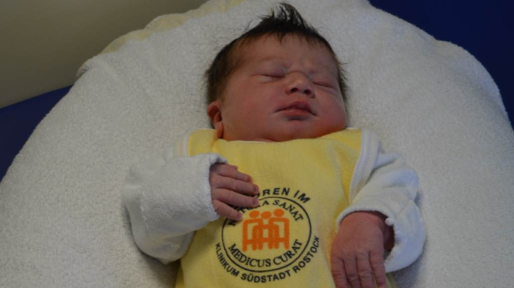 Kerngesund: Rabia Seitmchanova kam als erstes Neujahrsbaby um 1.51 Uhr im  Südstadtklinikum zur Welt.  Von der Geburt noch ziemlich mitgenommen, verschläft sie vorerst die gemeinsame Zeit mit den glücklichen Eltern. Fotos: julia ulbrich 