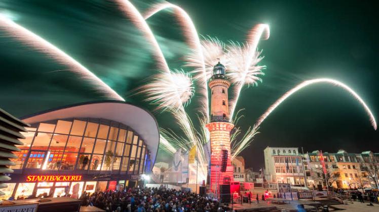 Der Warnemünder Leuchtturm erstrahlt: Ein Traum-Start ins neue Jahr für mehr als 75 000 Zuschauer.  