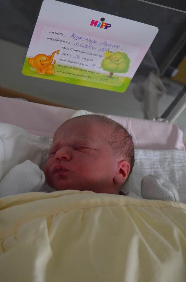 Noch Müde: Fenja-Freya Naumann ist wohlauf. Sie wurde gestern um 10.20 Uhr geboren.