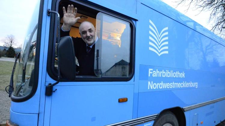 Busfahrer Dirk Horstmann verabschiedete sich am 17. Dezember vom Bücherbus.