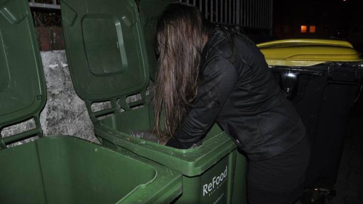 Mülltaucherin Sarah G. sucht nach verwertbaren Lebensmitteln.