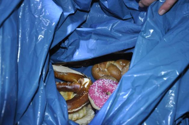 Süße Backwaren sind ein beliebter Fund beim Containern. Fotos: zich 
