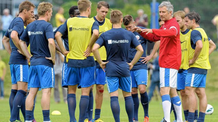 Alle hören auf sein Kommando: Nach kurzer Winterpause gibt Trainer Andreas Bergmann (in Rot) wieder den Takt vor beim FC Hansa Rostock. 