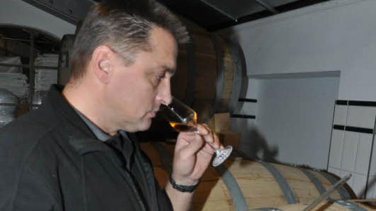 Henry Schwerk (46) ist der Meister des Whiskys in Vielank, Geruchsproben während der Reifung, wie hier zu sehen, gehören zu den angenehmen Pflichten des Brandmeisters. 