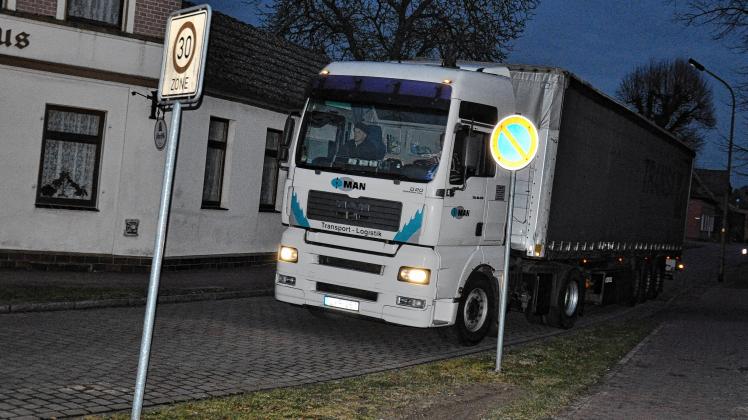 Wieder hat sich ein Brummi in der Stadt verirrt. Statt die Industriestraße zu nehmen, fahren die  Laster oft durch die Gipsstraße zum Fahrzeugwerk. Dieser hier aber hat den Irrtum bemerkt und ist umgekehrt.