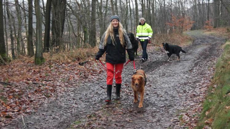 Ingrid Hartmann (vorn) und ihre Freundin Nicole Berschoner sind mit ihren Hunden noch einmal an der Stelle im Ehndorfer Moor  zurückgekehrt, wo bei ihrem Silvesterspaziergang die Schüsse fielen. Links  ist  das Bünzautal zu sehen.   