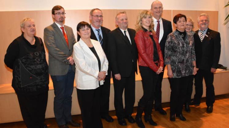 Ministerpräsident Dietmar Woidke (4.v.r.) und Landrat Hans Lange (r.) im Kreise der eingeladenen Ehrenamtler.  