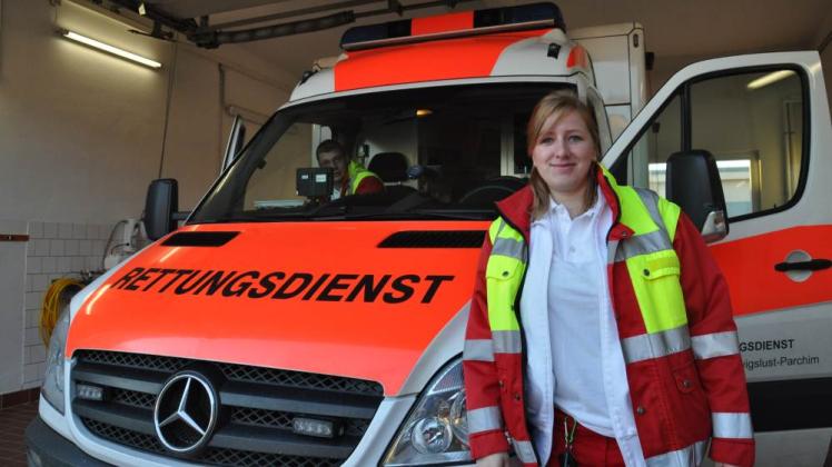 Kurz vor dem Einsatz zum nächsten Notfall: Jennifer Loll (26) auf dem Rettungswagen mit Nicky Dobberstein (34) .  