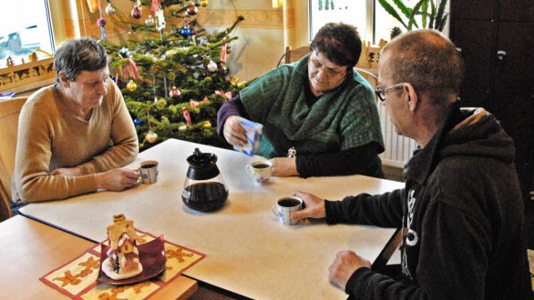 Bei einer Tasse Kaffee kommen die Suchtkranken der Selbsthilfegruppe mit der Sozialpädagogin Ingeborg Hoffmann (Mitte) leicht ins Gespräch. 