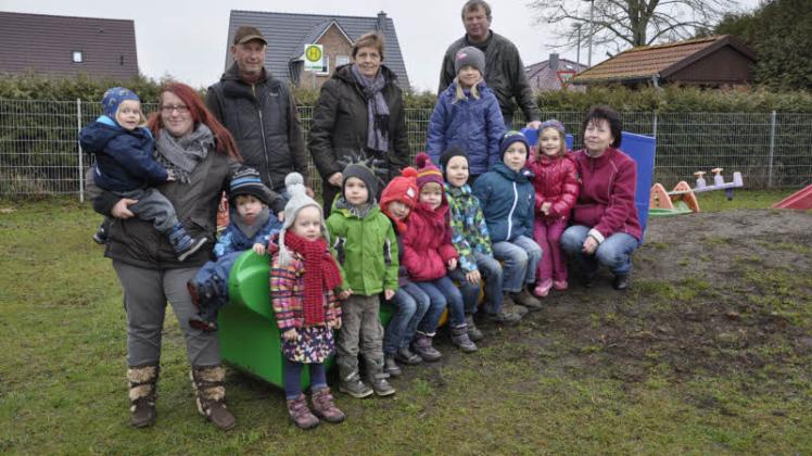 „De lütten Frieweier“ aus Neu Gülze und die Leiterin dieser DRK Kindertagesstäte  Christa Kotzbau (h.M.) und Kolleginnen mit einigen ihrer großen Freunde. Das sind  z.B. Bürgermeister Hans-Jürgen Michalska und  dessen Stellvertreter Frank Ahlers  (h.r.u.l.). 