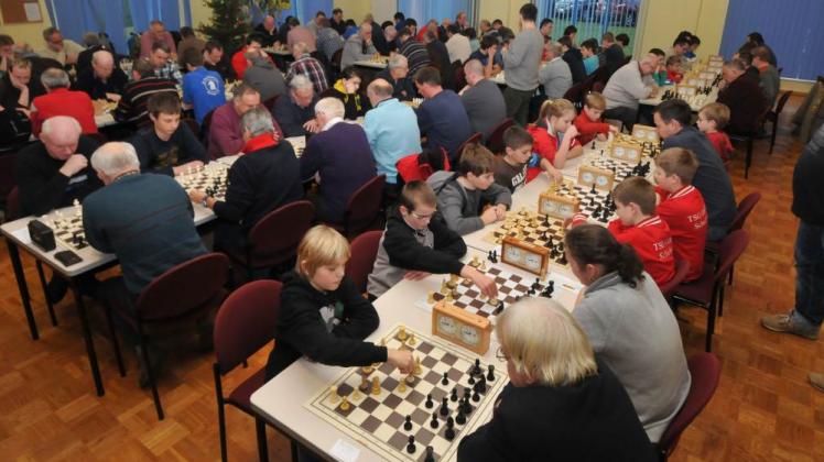 Mit exakt 100 Spielern war das Gadebuscher Turnier so ausgelastet, dass kurz vor Turnierbeginn noch Spielbretter und Uhren organisiert werden mussten.  Fotos: Maik Freitag 
