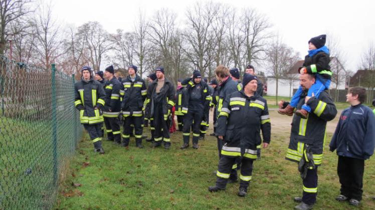 Die Mitglieder der Freiwilligen Feuerwehr Sternberg bei ihrer Geländeerkundung in Zahrensdorf.   Fotos: Ines Engelbrecht  