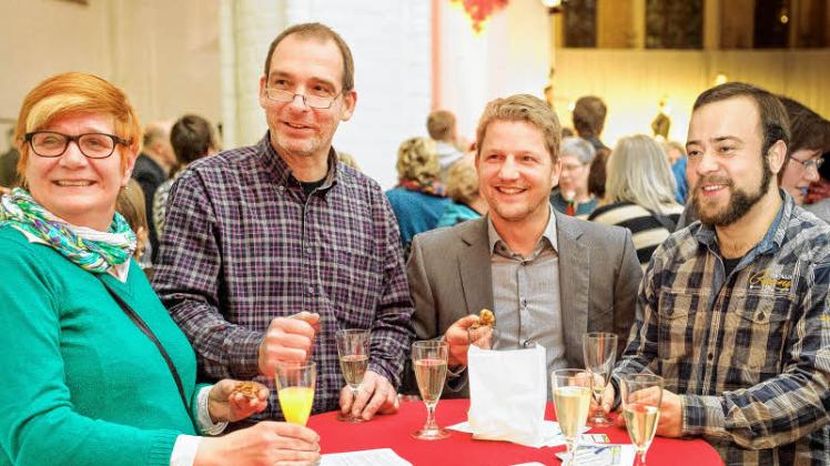 Die Mitarbeiter Andrea Krahl, Hartwig Vogt,  Rolf Gauck und  Pascal Noack  (v. l.) freuen sich über die überwältigende Unterstützung und Spendenbereitschaft der Rostocker. 