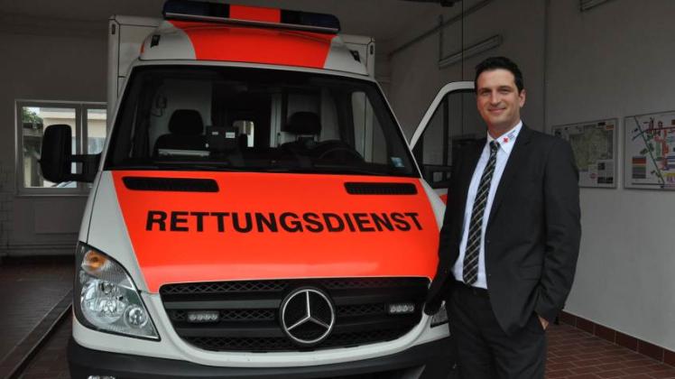 Christoph Richter (M.) in der Rettungswache Parchim im Gespräch mit Dajana Hoffmann und Enrico Fuhrmann in der Parchimer Rettungswache.   