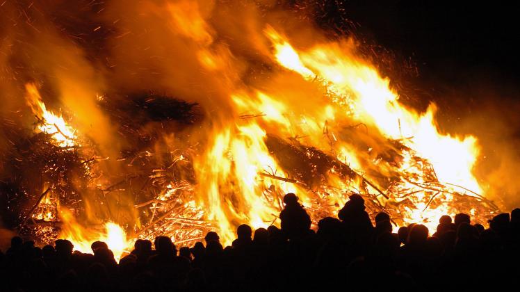 Traditionell wird im nordfriesischen Raum am 21. Februar „Biike-Feuer“ entfacht.  Mehr als 60 Feuer werden auch 2014 am nordfriesischen „Nationalfeiertag“ wieder an der Nordseeküste brennen.