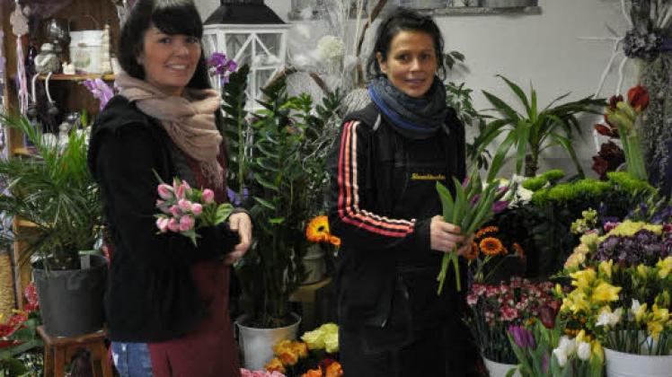 Vorboten des Frühlings: (v. l.) Die Floristinnen Julia Grigo und Sandra Viehmeyer haben bereits Frühlingsblumen wie Tulpen im Sortiment.  