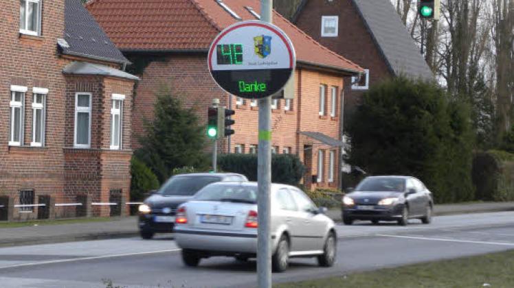 Geschwindigkeitsmessgerät in der Wöbbeliner Straße:  Fahren die Verkehrsteilnehmer  Tempo 50 oder  darunter, blinkt das Display grün auf und sagt Danke.  