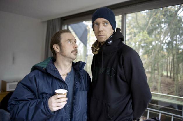 Starkes Team: Regisseur Arne Feldhusen (rechts) setzt Schauspieler Bjarne Mädel als „Tatortreiniger“ in Szene. 
