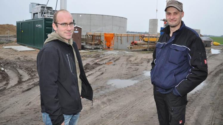 Herdenmanager Daniel Tommack (l.) und  MiFeMa-Geschäftsführer Christian Schwager  sind überzeugt davon, dass die Biogasanlage   ein weiteres  rentables Standbein  für  den Plauerhagener  Betrieb sein wird.  