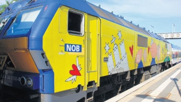Die Lok der NOB musste wegen eines technischen Defekts im Morsumer Bahnhof gestoppt werden.  