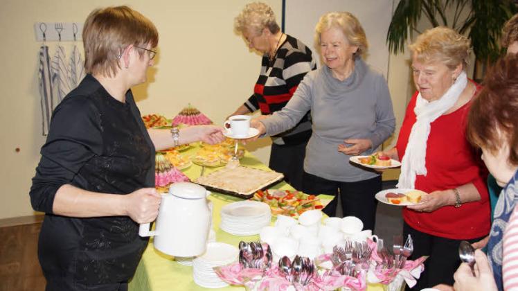 Die Senioren freuten sich gestern Vormittag über eine reichlich gedeckte Kaffee- und Kuchentafel.