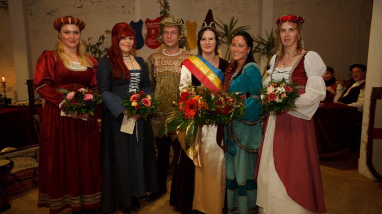2012 bei der Wahl des Burgfräuleins: Lisa Gnadke, Saskia Bock, Bürgermeister Arne Kröger, Jaqueline Riechert  (Burgfräulein 2011), Daniela Mutscher (Burgfräulein 2012/2013), Mandy Lorenz (v.l.). 