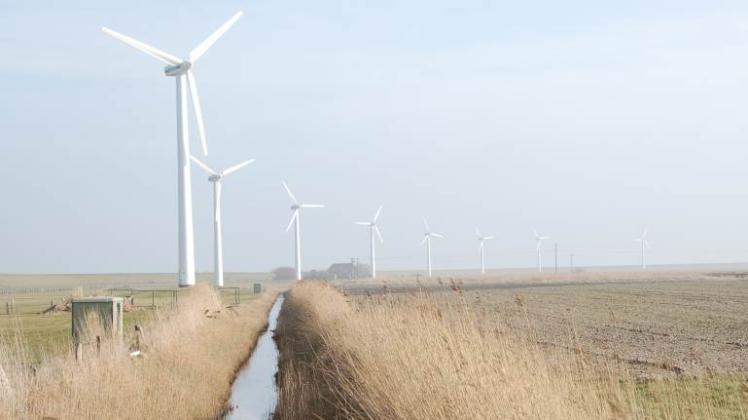 Die Windmühlen am Oevenumer Deich erzeugen schon seit 1990 Ökostrom.  