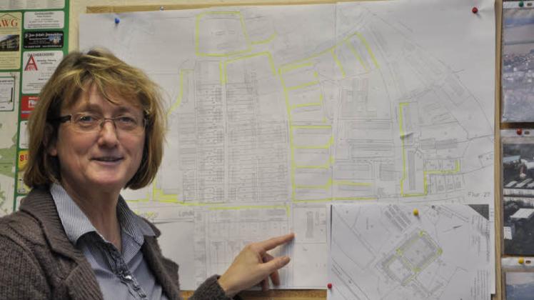 AWG-Geschäftsführerin Marita Lewerenz zeigt auf der Karte das erworbene Grundstück.
