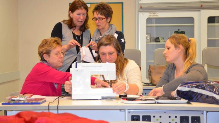 Fleißige Handarbeit: Christiane Petrich, Heidrun Nickel, Jana Peth, Ines Wiencke und Kerstin Hey (v.l.)  lernen wie sie mit ihren Nähmaschinen auch Knopflöcher herstellen können. 