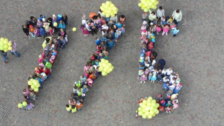 Am 26. Juni  2013 startete der Countdown zu Perlebergs Stadtjubiläum, als Kita-Kinder Luftballons mit Einladungskarten steigen ließen.  