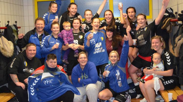 Jubelnde PHC-Spielerinnen und ihre Trainer  feiern nach dem Spiel in der Kabine der ersten Saisonsieg in der Verbandsliga. 