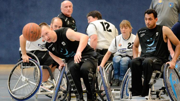 Jens Müller (vorne, rechts mit Singh Balwinder) unterlag zwar mit den PSV Nordic Bulldogs Rostock den Lübeckern mit 30:43, setzte sich aber dank eines 60:31-Erfolgs gegen Kiel an die Spitze der Oberliga Nord. Jens Müller (vorne, rechts mit Singh Balwinder) unterlag zwar mit den PSV Nordic Bulldogs Rostock den Lübeckern mit 30:43, setzte sich aber dank eines 60:31-Erfolgs gegen Kiel an die Spitze der Oberliga Nord.