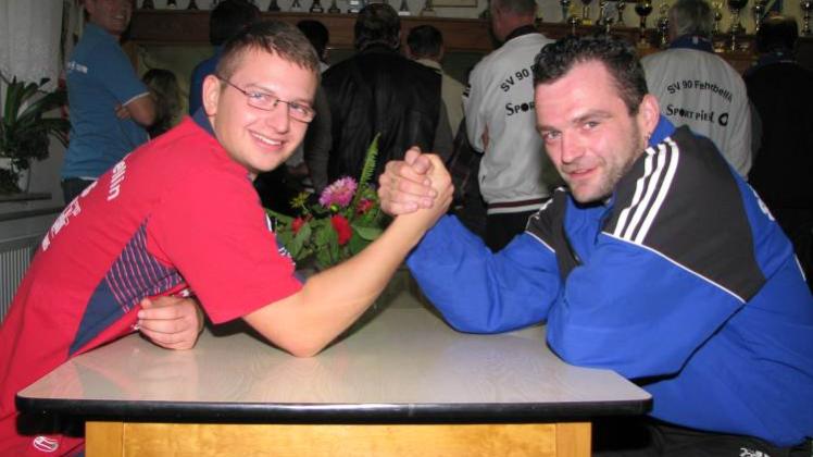 In Stralsund kam für Seedorf Tino Brinkmann (r., hier beim Armdrücken mit seinem früheren Mitspieler und jetzigen Fehrbelliner Akteur Dirk Sperling) zum Erstligaeinsatz.  