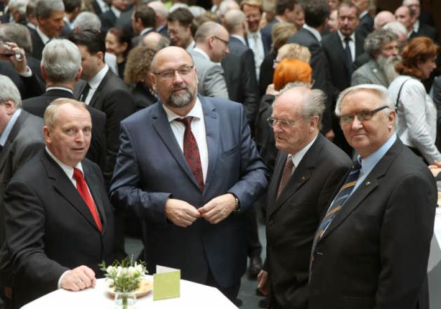 Umweltminister Till Backhaus (SPD), Wirtschaftsminister Harry Glawe (CDU) und der  Mediziner  Prof. Horst Klinkmann (v.l.)  